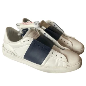 Valentino open - Tjena säljer ett par i princip nya Valentino opens som skicket är 9/10 använda ett fåtal gånger sen allt og tillkommer o de är väldigt fina och knappt använda smuts under sulan är de på bilden vi på Resell-Gbg kan frakta elle också mötas up på önksan