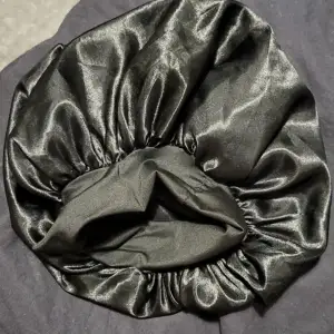 Svart bonnet, satin 