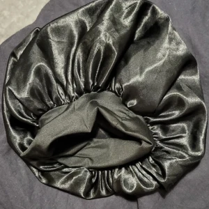Bonnet - Svart bonnet, satin 