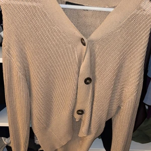 Stickad kofta/tröja - En beige stickad tröja grön lager 157 köpt för 200 storlek s pris kan diskuteras 