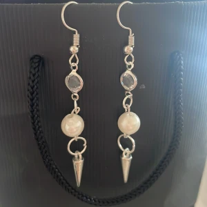 Långa snygga örhängen - Ett par jätte snygga långa pärlörhängen❤️❤️med en liten diamant på o en pärla och en bit på örhänget😍😍aktiv för mer bilder elr om ni har några frågor/undrar nått😍😍💕💕