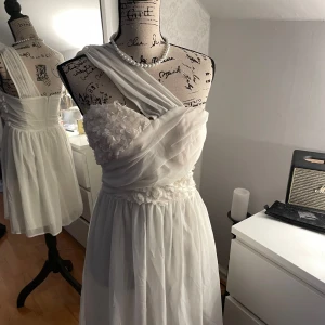 Studentklänning  - Superfin vit studentklänning eller cocktail dress, använd en gång 💓
