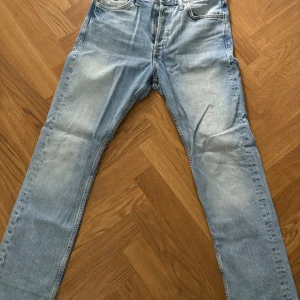 Jack & Jones - Säljer ett par Jack & Jones byxor i nära nyskick! De har använts väldigt lite och ser fortfarande ut som nya. Passar perfekt både till vardags och vid mer dressade tillfällen. Pris: 249 kr. Ta chansen att göra ett riktigt bra köp!