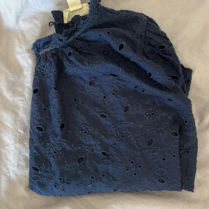 Blus - säljer denna. Priset går att sänkas, tvättas självklart innan köp av den. ❤️nypris: 500 