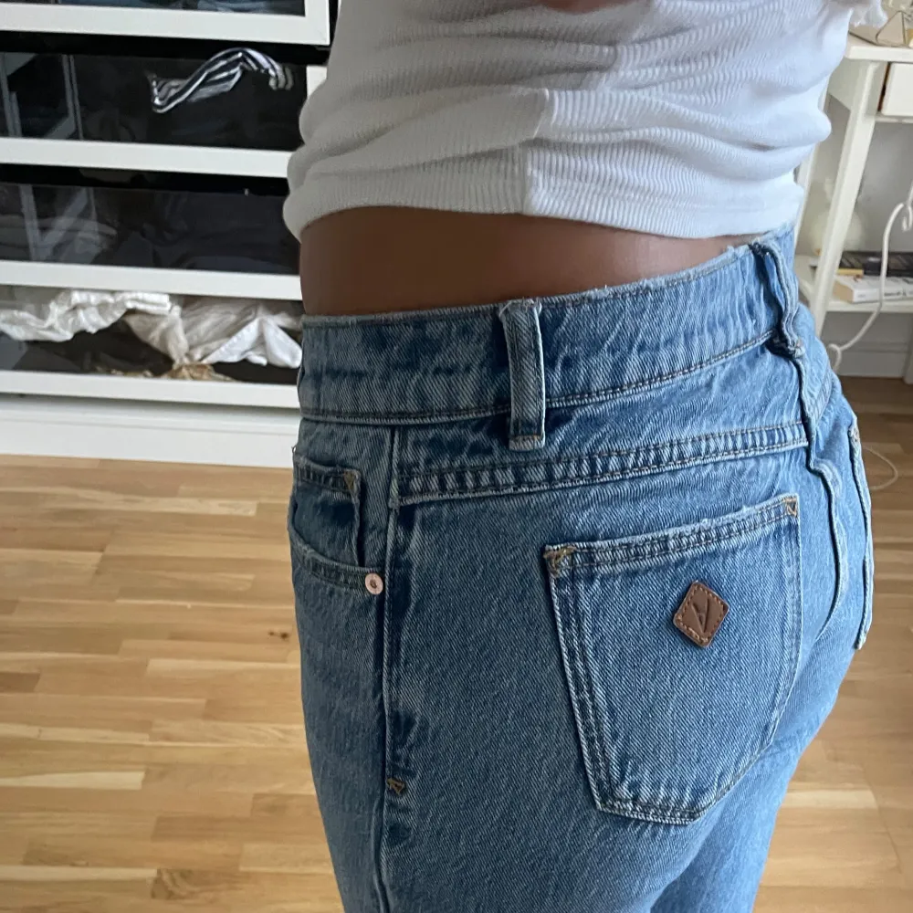 Säljer ett par snygga abrand låg midjade jeans som är slutsålda överallt. Klippta längst ner               storlek: Waist 25  Längd: är 160 Köpta för 1000. Jeans & Byxor.