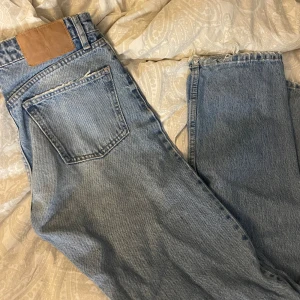 Zara jeans - Jeans från zara i modellen straight, de är midwaist. Lite slitna nertill annars bra skick!