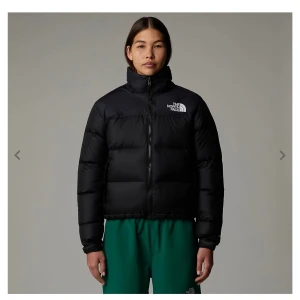 north face jacka - Säljer min north face jacka i modellen nuptse då jag köpt en annan viterjacka, enbart använd en vinter💘 köpte för 3700kr 