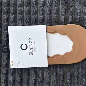 dam kläder helt nya  - ballerina strumpor 15kr st kostar i affären 129;- klänningar 20kr st kostar i affären 400;-