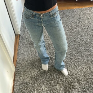levis jeans - Blåa jeans från Levis! Jag har storlek S/36 och de är lite oversized för mig. Väldigt fina och bra skick. Använda fåtal gånger