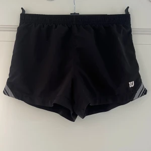 Träningsshorts - Träningsshorts från Wilson, säljer då de tyvärr var för små för mig🤎