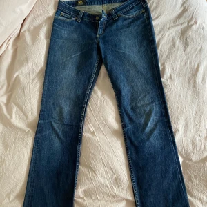 Lee jeans💓 - Ett par mörkblåa Lee jeans! Fick dom av min farmor. Dom är lite stora på mig så tror nog att dom är i storlek 38 för brukar vanligtvis ha 36 i jeans. 
