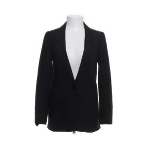 Svart kavaj - Svart kavaj från hm. Säljer då den var för liten. Den är storlek S men skulle säga XS. Kolla mina andra annonser för samfrakt!💗