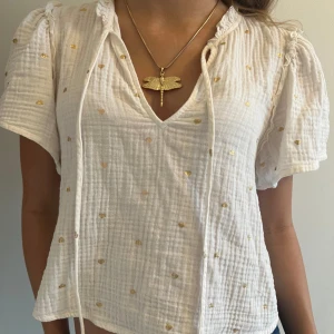 Sötaste Blusen🌟🌟 - Så fin med Guld hjärtat på, den är u fint bomulls material!!❤️