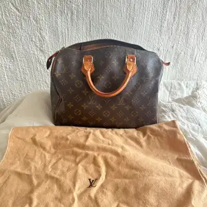 Säljer min fina vintage Louis Vuitton speedy 30 med dustbag. Väskan är i fint vintage skick med lite slitage på dragkedjan (se bild). 🩷  Serienummer/ datumkod: TH0012  Mått:  Höjd: ca 26 cm  Bredd: 30 cm  Djup: 18 cm 