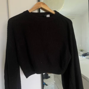 Svart stickad tröja - Säljer en svart stickad tröja i storlek XS passar Perfekt för höst och vinter! 🤍💕Tröjan är i bra skick och supermysig att ha på sig. Passar både till vardags och lite finare tillfällen.💕💕