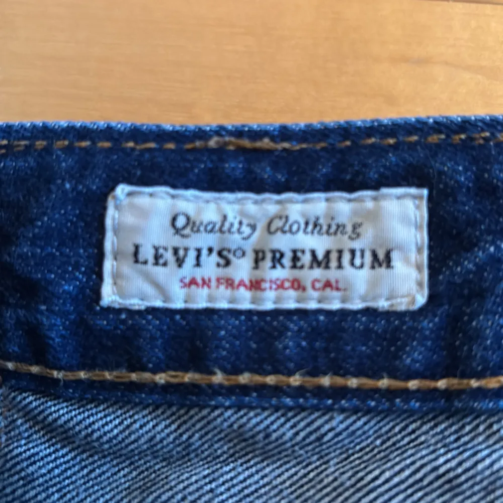 Säljer mina Levis 501 pga. garderob rensning. Storlek W30 L32 Straight fit. Lätt användning i några månader, därför är skicket 8/10 bara lite slitage längst ner på högra ben. Skriv om du har flera frågor!. Jeans & Byxor.