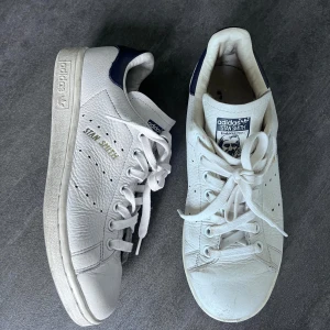 Stan Smith adidas skor  - Stan Smith adidas skor i färgen navy blue. Använda men i bra skick! Pris kan diskuteras💕
