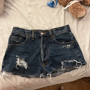 Jeansshorts  - Säljer ett par jeansshorts från Levis då dem är försmå för mig och ej går att knäppa. Waist 28, skulle säga att detta motsvarar xs. Har aldrig kommit till användning så de är i mycket bra skick 