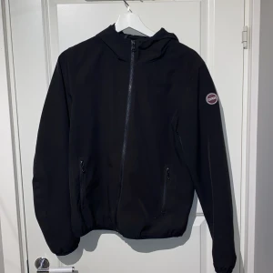 Colmar windbreaker storlek S - Säljer nu min colmar vind/regn jacka har använt den lite här och där men det enda som är sliten är den lilla C logan där bak på jackan men annars är det nästan som ny, säljs för runt 3000kr nypris storlek s ,pris kan diskuteras!!