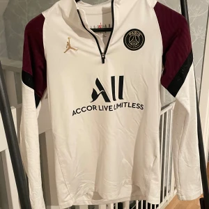 PSG tröja - tröjan är i storlek alltså xs. andvänd 3-5 gånger. säljer den för den är för liten