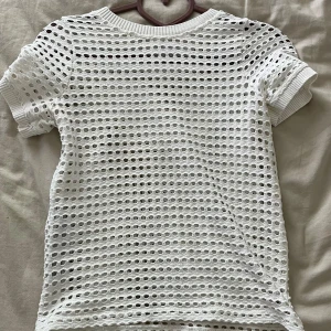 Hålig topp - Jätte fin t-shirt från Mango med hål detaljer. Säljer för att jag tyvärr inte får användning för den