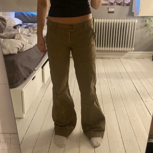 Lågmidjade bruna byxor - Innerben: 80 Rakt över midjan: 40