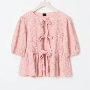 Rosa blus från Gina Tricot - Säljer en superfin rosa blus från Gina Tricot i stl xs💗 aldrig använd, nypris 329kr men säljer för 180kr🫶🏼