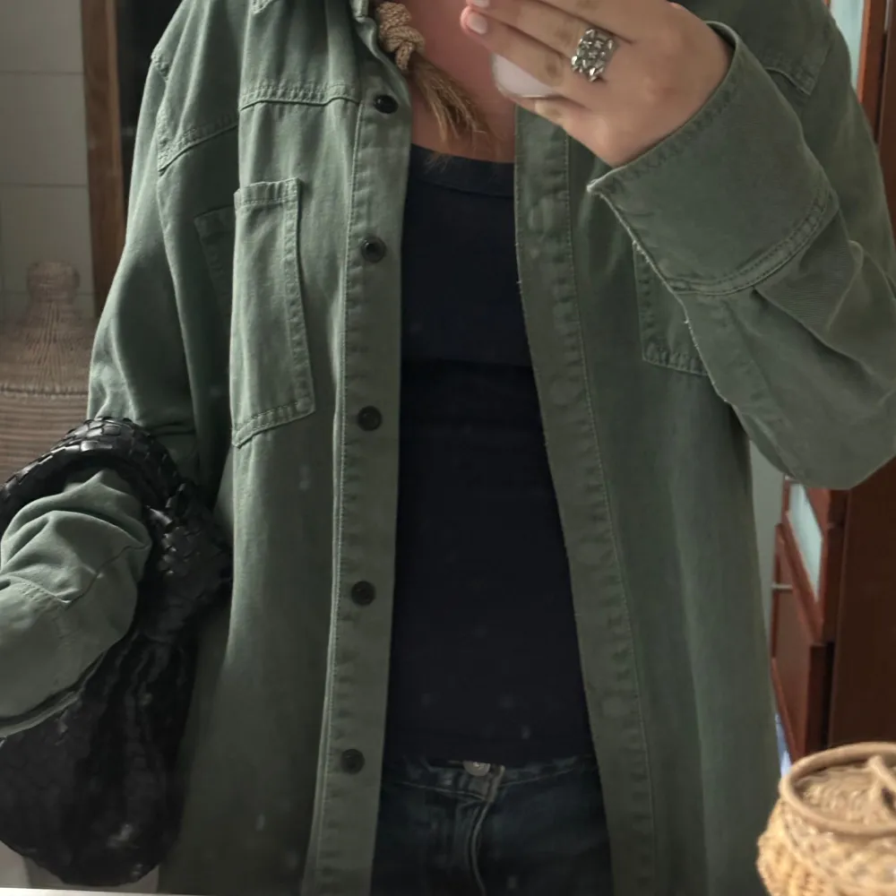 grön skjortjacka i denim från zara. storlek M men passar också oversized S. skärp medföljer men jag brukar inte använda. 💚💚pris kan diskuteras . Jackor.