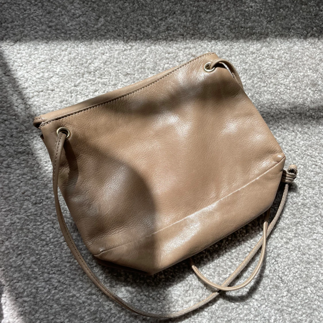 Beige axelväska från COS - 91