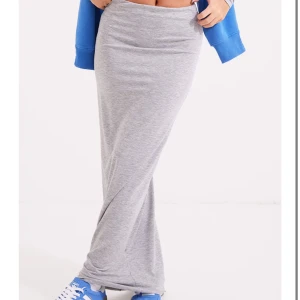 Grå maxikjol - En grå maxikjol från ellos. Storlek 34/36 ej använd med prislapp på. 