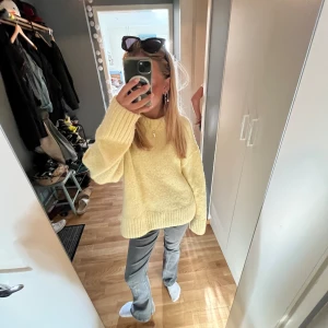 Gul stickad tröja - Jätte fin stickad tröja!💘