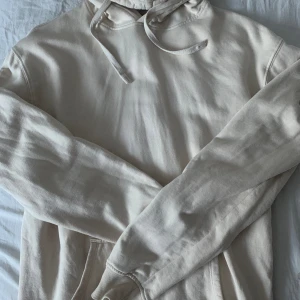 Ljus beige hoodie  - Ljus beige hoodie från Cubus! Inget slitage eftersom den inte är använd mycket🫶🏼