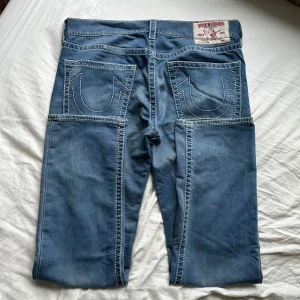 Trueys - jattefina true religion jeans:) köpta i usa, midja rakt över=48cm. innerben =84cm benöppning =21cm. kom privat om du undrar nagot