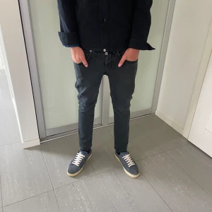 Dondup Jeans George  - Säljer nu dessa sjukt snygga dondup jeans i storlek 28 och väldigt bra skick, skriv för fler frågor/bilder🙌🏼