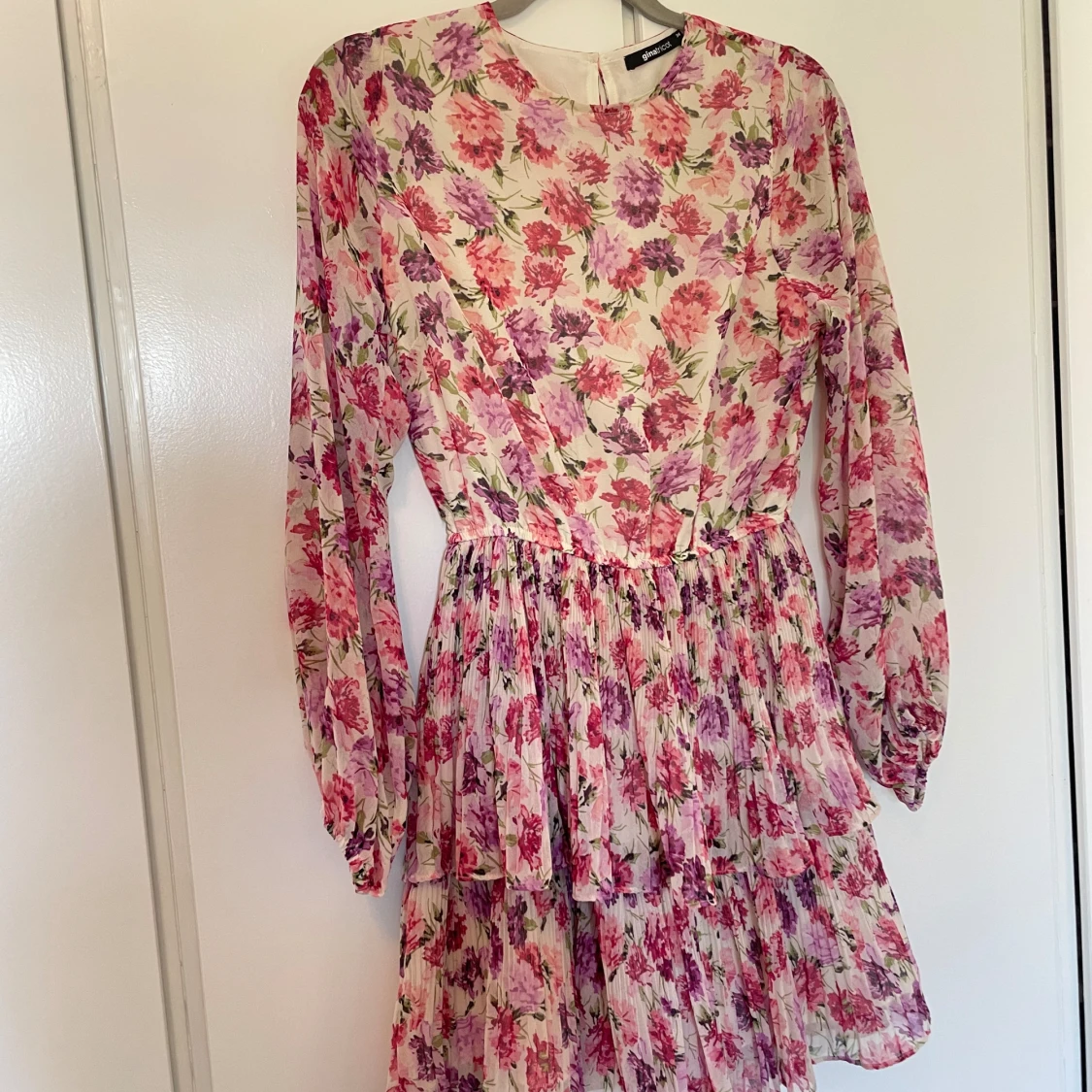 Blommig kort klänning