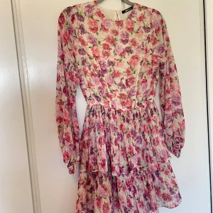 Blommig kort klänning - Superfin kort sommarklänning. Väldigt bra skick 