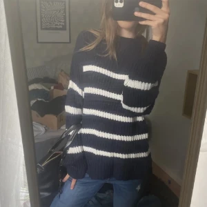 Randig stickad tröja - Säljer denna stickade tröja som passar så bra nu när det börjar bli höst. I bra skick, lite sliten vid ena armen (kan skicka bild vid intresse)💕