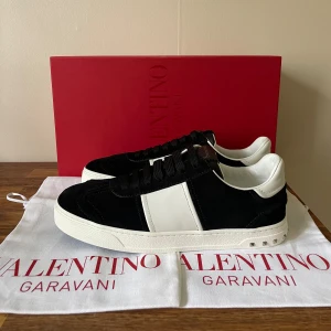 Valentino flycrew skor - OBS: INGA BYTEN | Helt nya Valentino flycrews | Storlek: 40 men passar även 41 | Box och dustbags följer med | Skriv gärna vid funderingar!