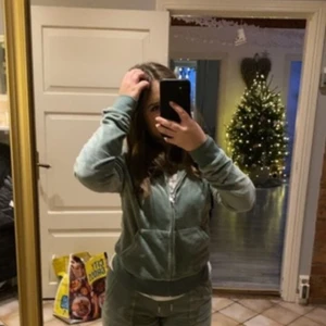 Juicy kofta - Säljer även min juicy kofta som är i storlek S, den är stretchig så kan användas som S, M men även XS. Använd hyfsat mycket men inga defekter🥰 Köpt för 1200kr på raglady ❤️