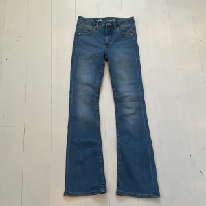 Blå jeans ( flare jeans )  - Blåa jeans ( flare jeans ) märke : LAB INDUSTRIES 