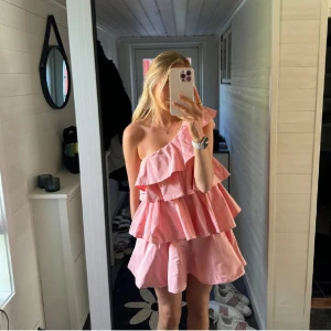 Zara Klänning  - ❗️Lånade bilder❗️ Jag säljer nu min superfina och eftertraktade volang klänning ifrån Zara, då den tyvärr inte passade mig. Därav är skicket som oanvänd då den enbart är testad på☺️