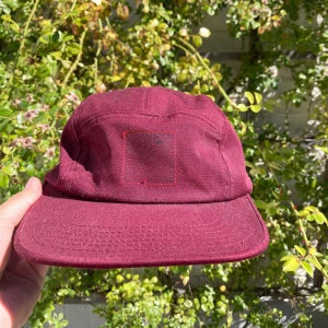 Le fix keps  - Justerbar keps från Le fix. Loggan är inte kvar vilket gör den neutral eller så kan man sätta på vilken lapp/design man vill. Knappt använd, men köpt på sellpy.