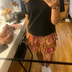 Mönstrad volangkjol zara - Super fin kjol från zara i bra skick i storlek XS 💗 dragkedjan är lite trög men fungerar 