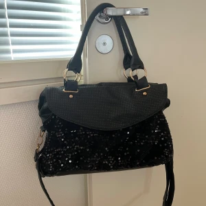 Väska - Rymlig paljätthandväska❣️