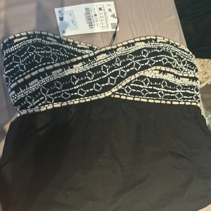 Zara topp  - Slutsåld zara topp, aldrig använd prislappen kvar, passar S och M