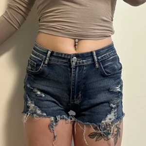 Blå shorts  - Fina shorts med hål från shein i storlek M. Säljer pga ej användning för dom!💙