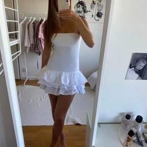 Volang klänning  - Superfin volang klänning från Zara. Bara använd en gång. 🤍