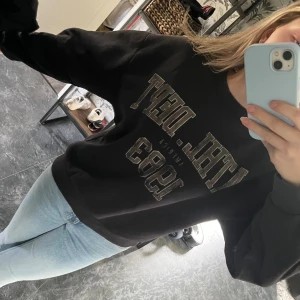 Gina tricot sweatshirt  - Sweatshirt från Gina tricot, jättebra skick. Säljer massa fler Gina sweatshirts på min profil🩷