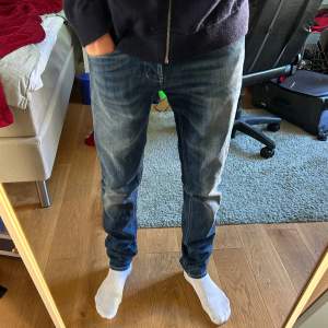 Tja, säljer dessa Dondup George jeans i skinny fit (strlk 32) dessa är mer eller mindre helt oanvända. Inga defekter heller. Riktigt stilrena nu till skol starten och utekvällar. Ej fast pris så kom PM om frågor/ funderingar och även bilder! 