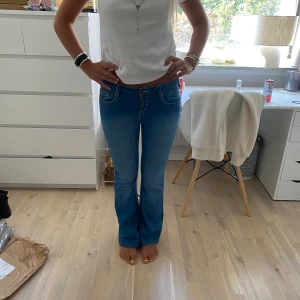 Lågmidjade jeans - Så najs vintage jeans! Väldigt fin blå färg ❤️ Hon på bilden är 174cm ❤️